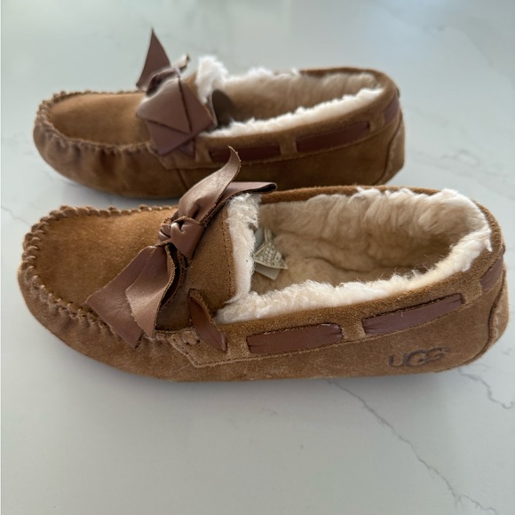 Ugg Dakota Slippers with Leather Bow Detail. Size 9. - Picture 5 of 5